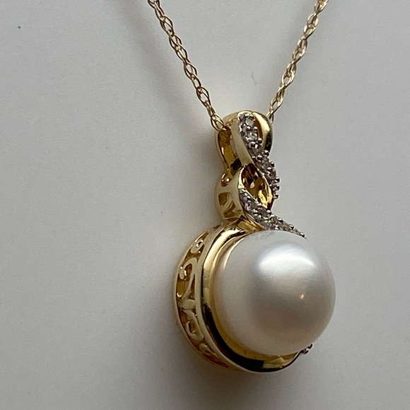 10K Yellow Gold 8mm Cultured Pearl and 0.06ct twt Diamond Pendant with Chain NEW - Picture 9 of 10